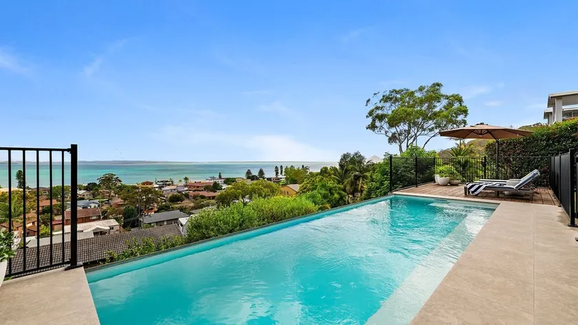 Spacious, Stylish home with panoramic waterviews - Image 1
