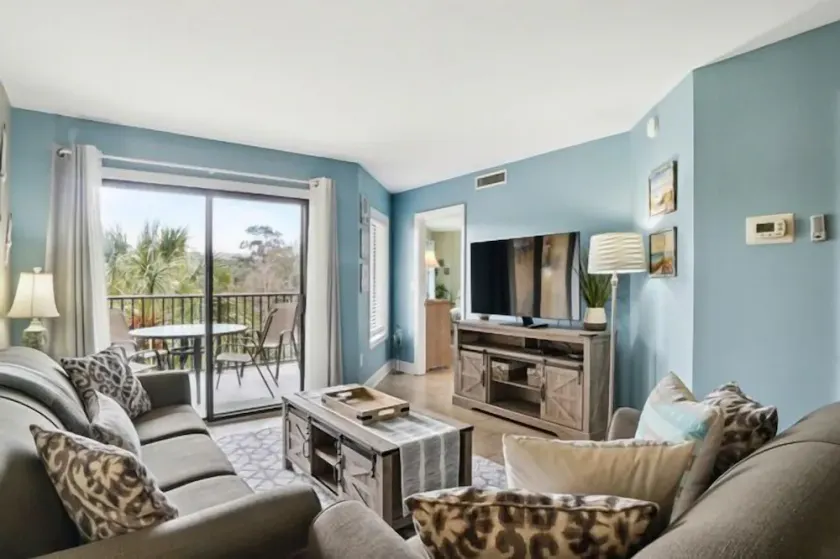 Nicely Decorated 2BR/2Bath Unit - 1 Block from the Beach - Image 1