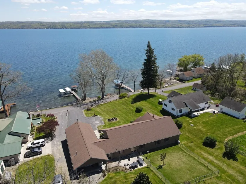 Lake front 7-bedroom house with movie theatre, hot tub, and game room! - Image 1