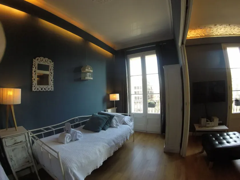 Charming Apartment in the Main Street of Barcelona, Close to Downtown and Gracia - Image 1