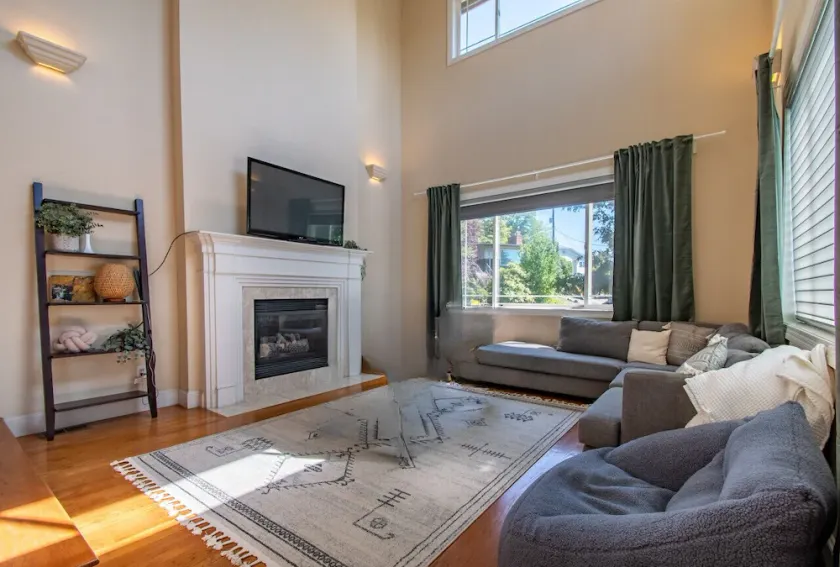 Spacious 4BR Home Near Stadiums - Image 1