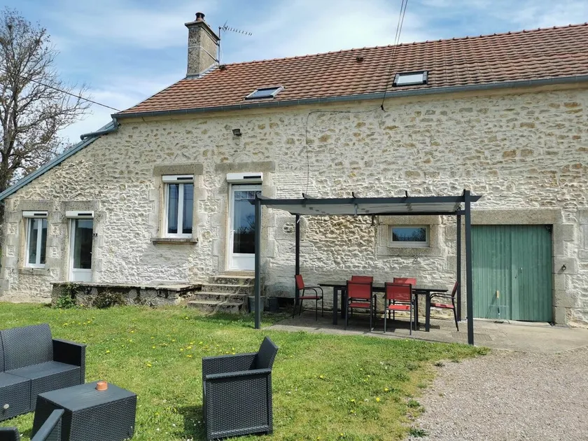 La fermettedes Etangs near the Canal du Nivernais - Image 1