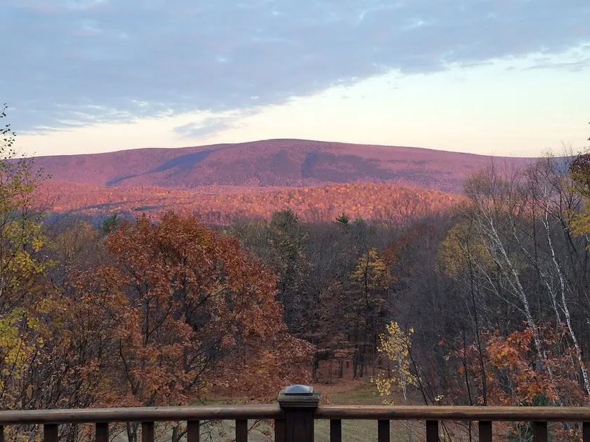 Private home on 37 acres with stunning mountain views - Image 1