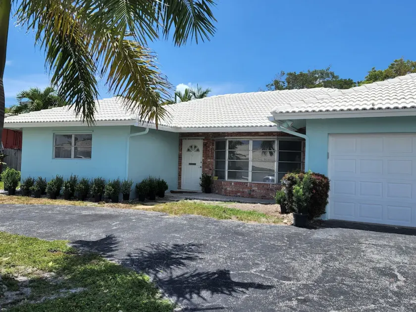 Newly Renovated 3 Bedroom, 2 bath, in quiet neighborhood, 2 miles to beach - Image 1
