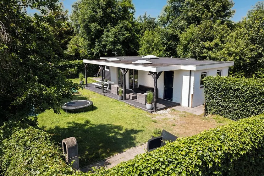 Spacious, beautifully furnished holiday home in the quiet park \"Prinsenhof\" - Image 1