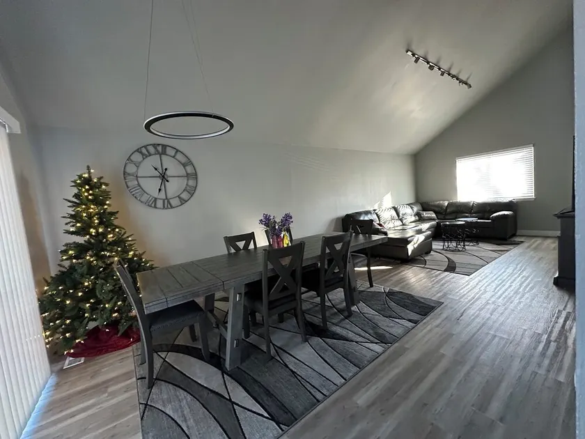 Spacious family retreat with backyard & theater room - Image 1
