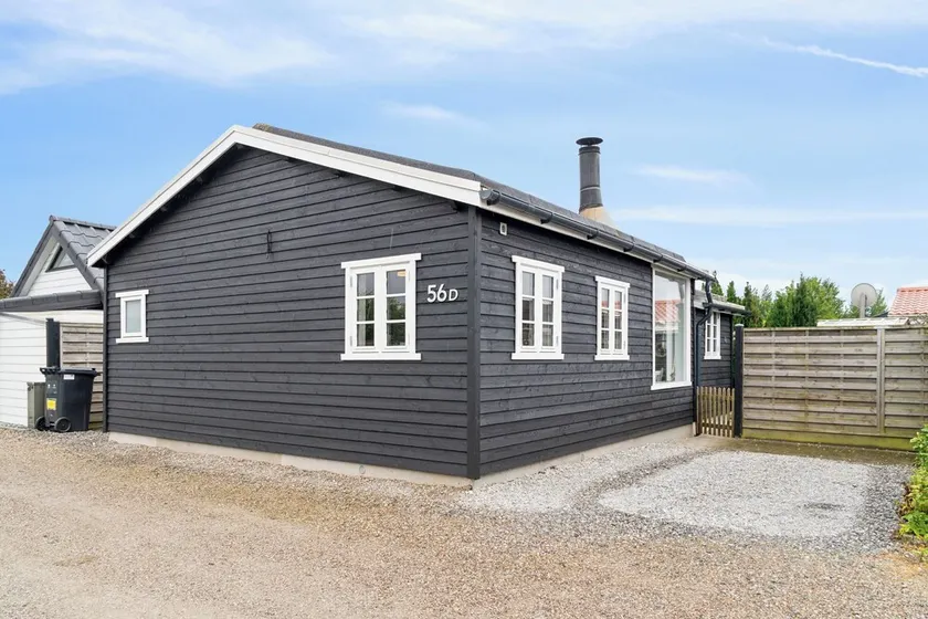 Holiday Home Close To The Beach And Restaurants - Image 1