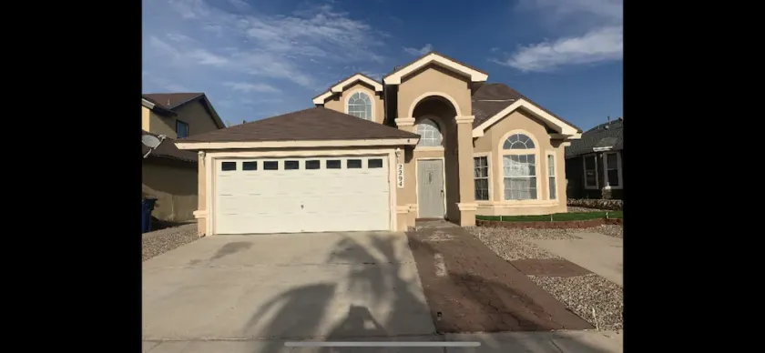 East Oasis Retreat Home 2 story, 4 bedroom, King size bed in Master bedroom 8KTV - Image 1