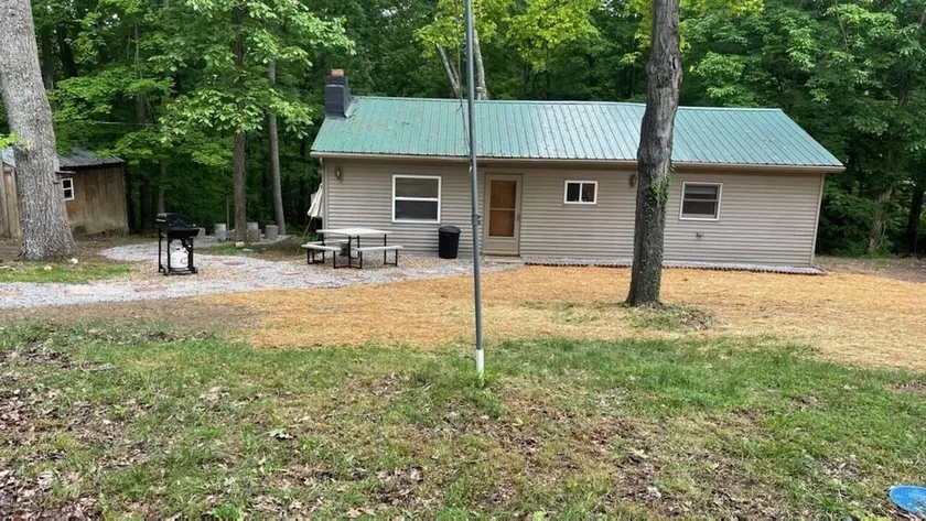 Relaxing 2 bedroom cabin near Burr Oak State Park - Image 1