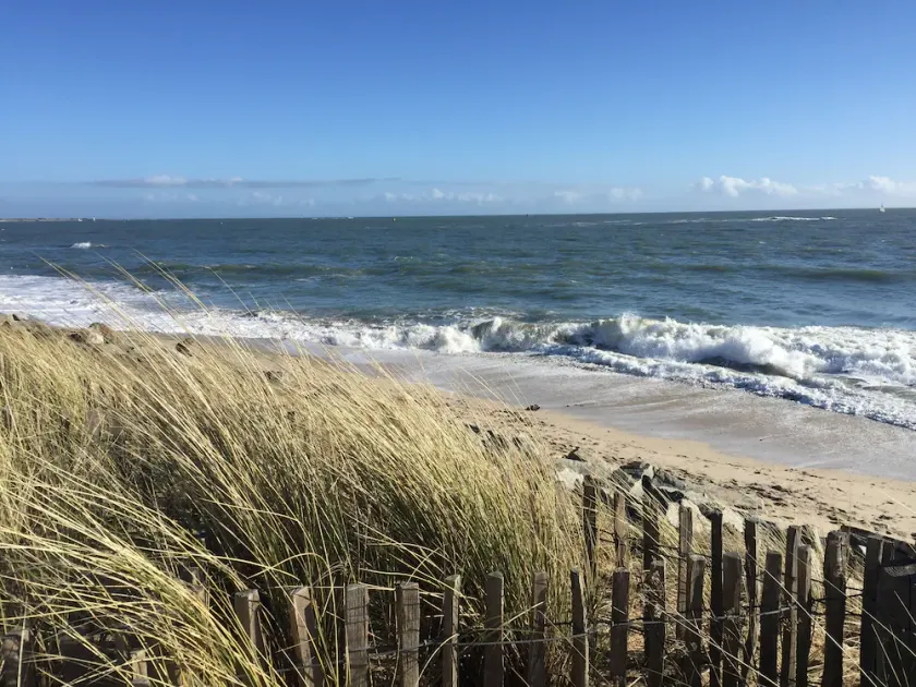 Immediate proximity to Kerguelen park and a superb white sand beach - Image 1