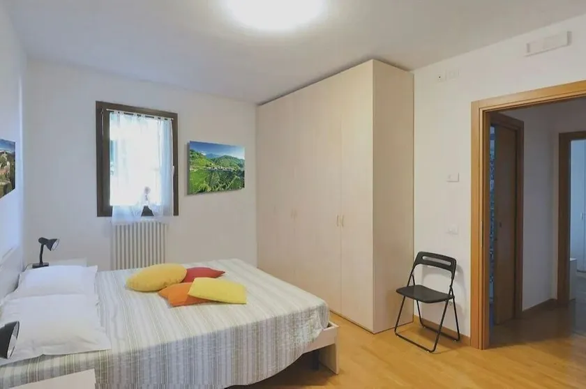Single house with parking space and garden - Image 1