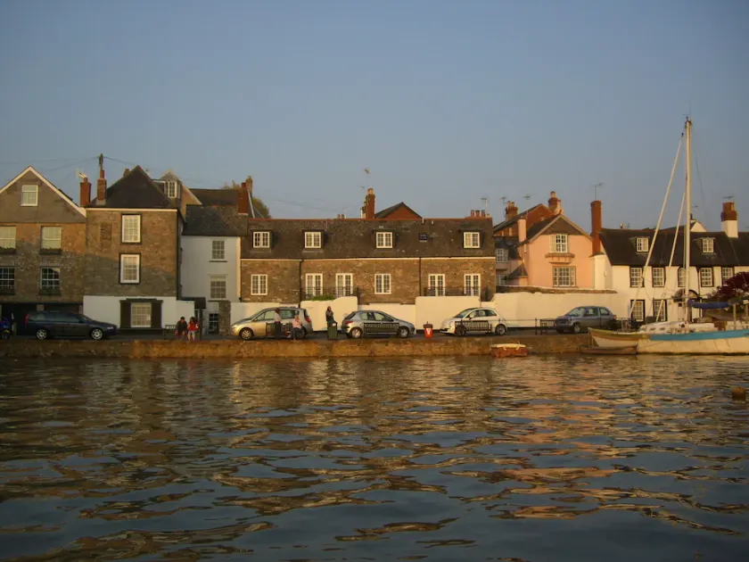 Cabaña junto al agua de dos dormitorios con balcón y magníficas vistas del estuario - Image 1