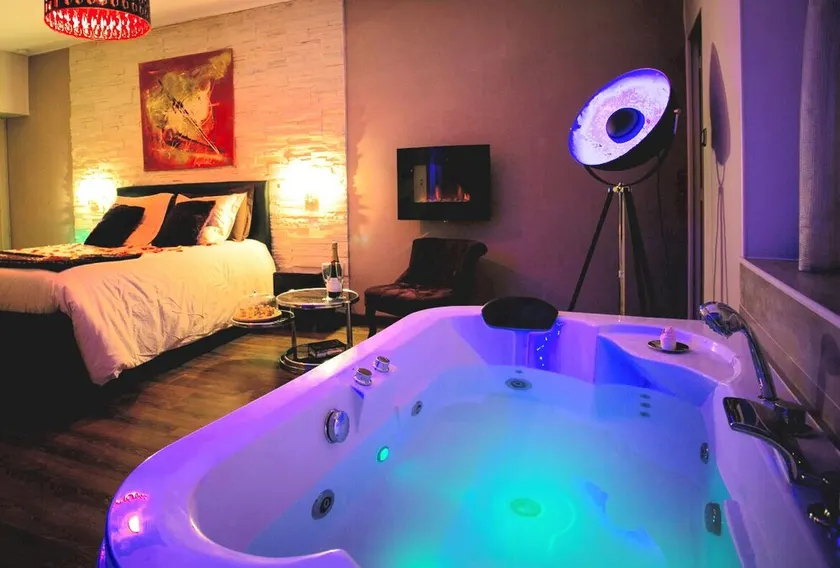 Romantic Suite & Spa - Image 1