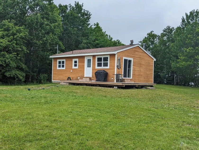 2-Bedroom Cottage On Lake Ainlsie Private Beach, Enjoy Fishing & Swimming. - Image 1