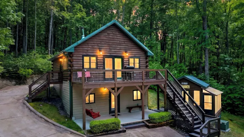 The Hearthwood by Avantstay Cozy Cabin + Bunks Screened Porch + Firepit Table + Grill Mins to Waterfalls + Brevard - Image 1