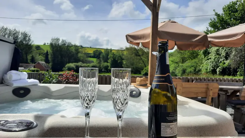 Devon Holiday Home.  Hot Tub, Play Area & games Room  Country Views.  12 Guests - Image 1