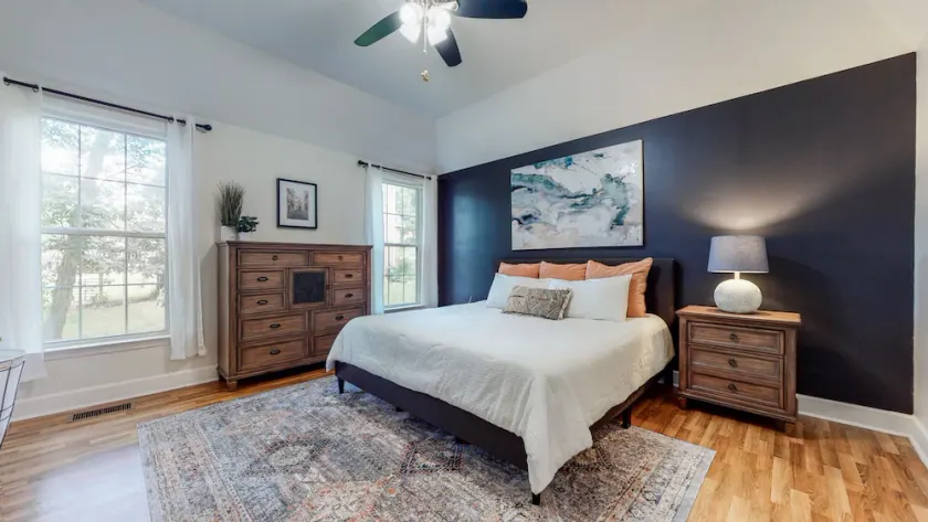 5 beds | 3 baths | Prime Location - Image 1
