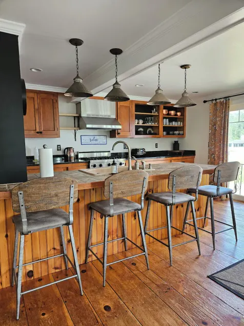 LAKE SIDE  4-Season home, 4-bdrm 2-bath, super clean, bright & cozy - Image 1