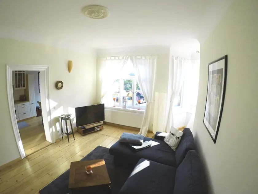 Con estilo y reformado apartamento de edad en una casa unifamiliar que aparece cerca de Elbradweg - Image 1