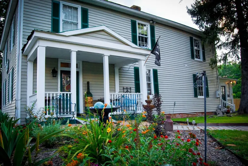 Historic Vaiden House, c.1781, on 8 acres: Modern Amenities with Old World Charm - Image 1