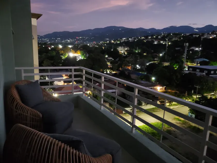 \"The Oasis\" PH 1 BR with AC, WiFi, complimentary Netflix & 24/7 security. - Image 1