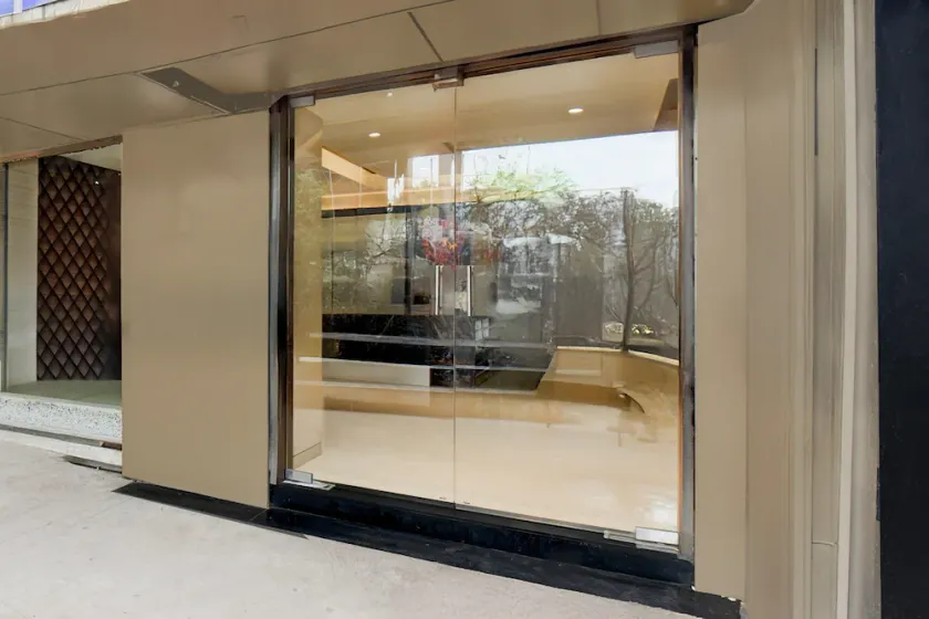 Deluxe Popular Hotel - Image 1