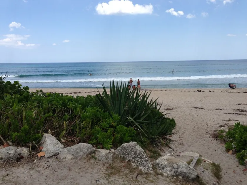 Bob’s Beach House cottage bungalow, Just walk Steps To The Beach! - Image 1