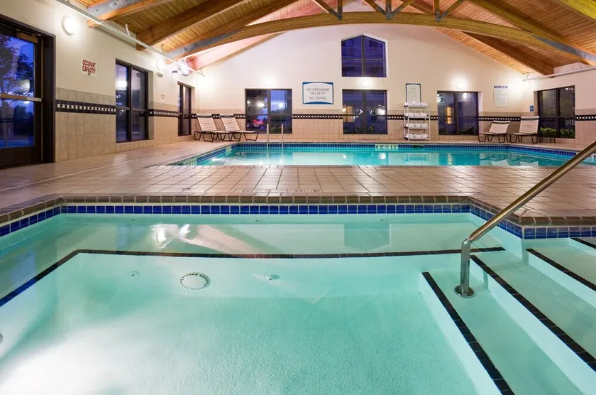 Petit-déjeuner gratuit + Wi-Fi gratuit + piscine intérieure | Navette 24h / 24 vers Mall of America - Image 1