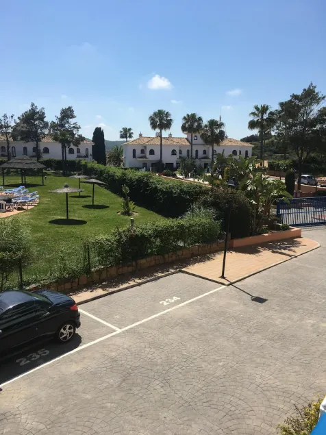 Appartement au 1er étage exposé sud avec vue sur les piscines, wi-fi gratuit et sky tv - Image 1
