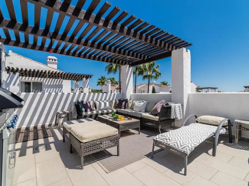 Modern 2 Bedroom Penthouse w/ Terrace, Pool & BBQ - Image 1