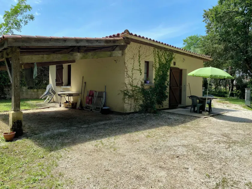1 Bedroom Private vacation home in Saint-Julien-de-Lampon - Image 1