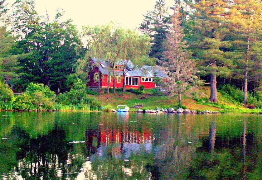 Beautifully renovated antique farmhouse on pristine lake. - Image 1