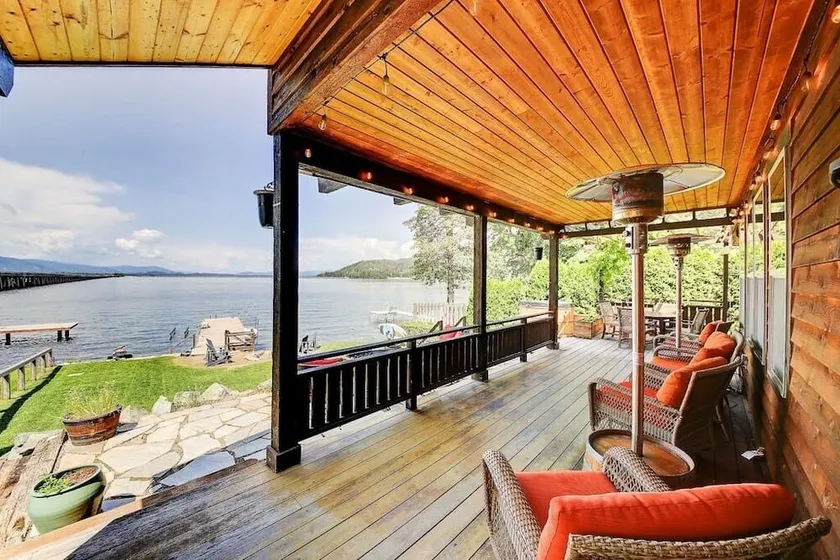 Lakefront property w/boat lift - Image 1