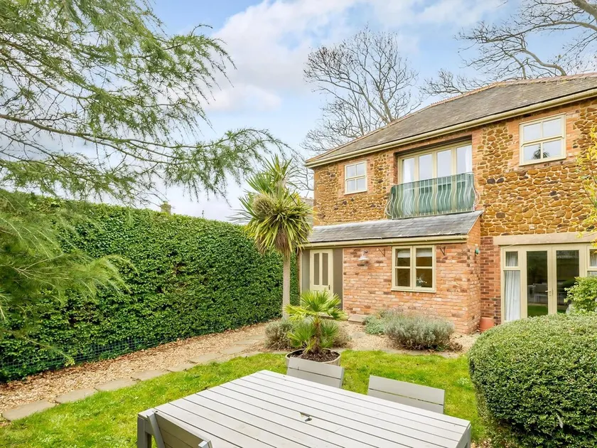 Stylish coastal living with sea views make this a great choice for your break. - Image 1