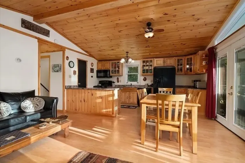Steamboat Lodge, Old Forge lake front location, close to Water Safari - Image 1