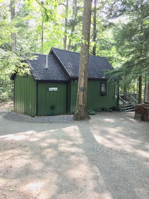 Cabin in woods, with row to the lake - Image 1