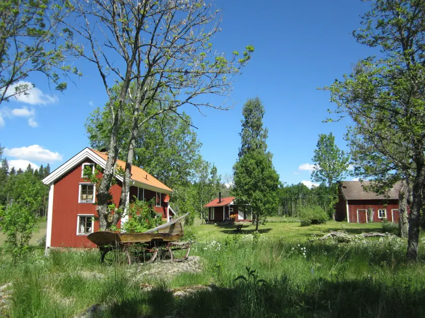 Private lake access + pier Garden sauna Secluded location Natural grounds Fireplace bedroom - Image 1