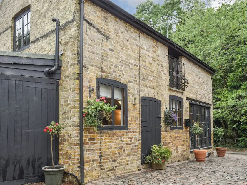 1 bedroom accommodation in Sarrett, near Rickmansworth - Image 1