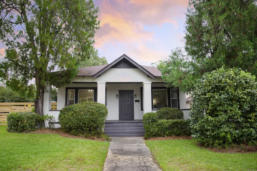 Centrally Located & Newly Renovated - Image 1