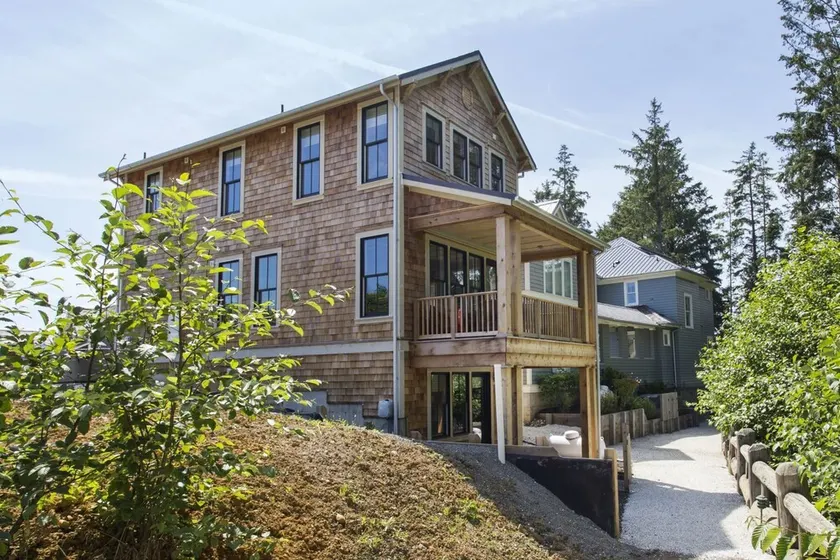 Seabrook Salt and Cedar | Hot Tub, 2Min to Beach | 4BR, Sleeps 12, North Glenn - Image 1