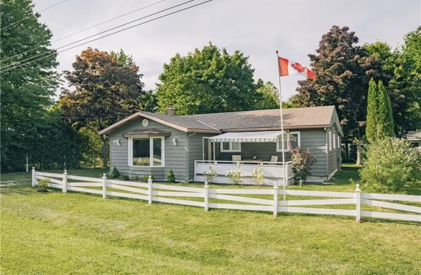 Centrally located spacious cottage just steps from beach and downtown! - Image 1