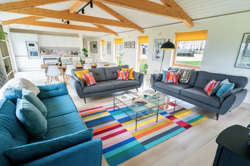 Stunning Celebration Eco Cottage Sleeps 10 with River Views, Ely - Image 1