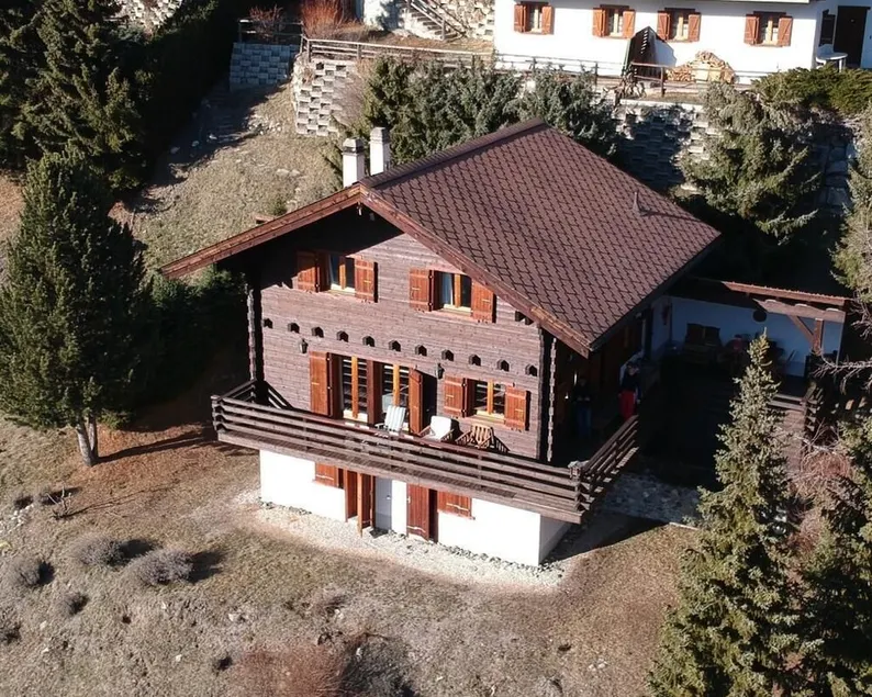 Large and very bright chalet for 10 people with large terrace, garden and a very nice view.Interior: - Image 1