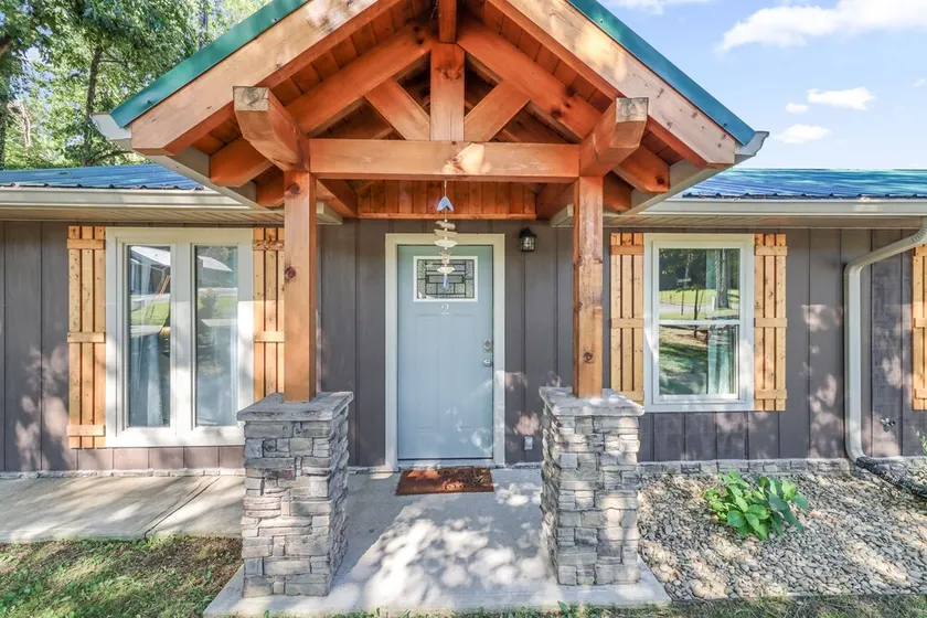 2 bedrooms, 2 baths, 1000 sq ft lodge close to the lake. - Image 1