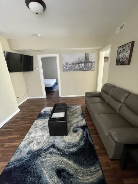 ✪King Bed Apartment✪ in Suburbs | Perfect Long Term Stay - Image 1