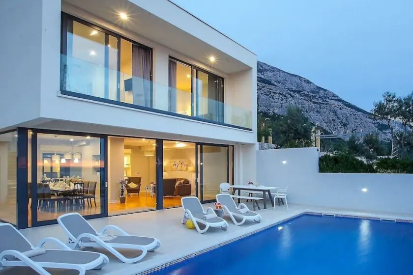 4 Bedroom Villa with Mountain and Sea Views, Heated Pool, Steam Sauna - Image 1