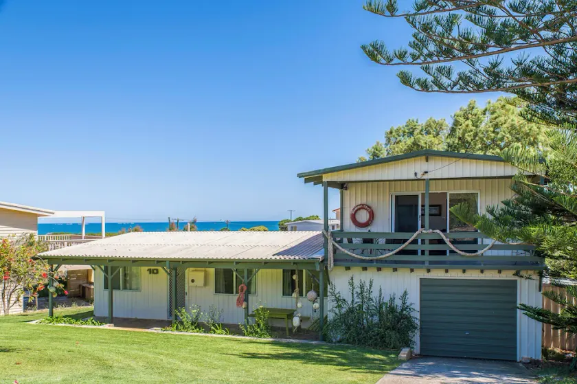 Coastal Pine-Ocean view from the front and back - Image 1
