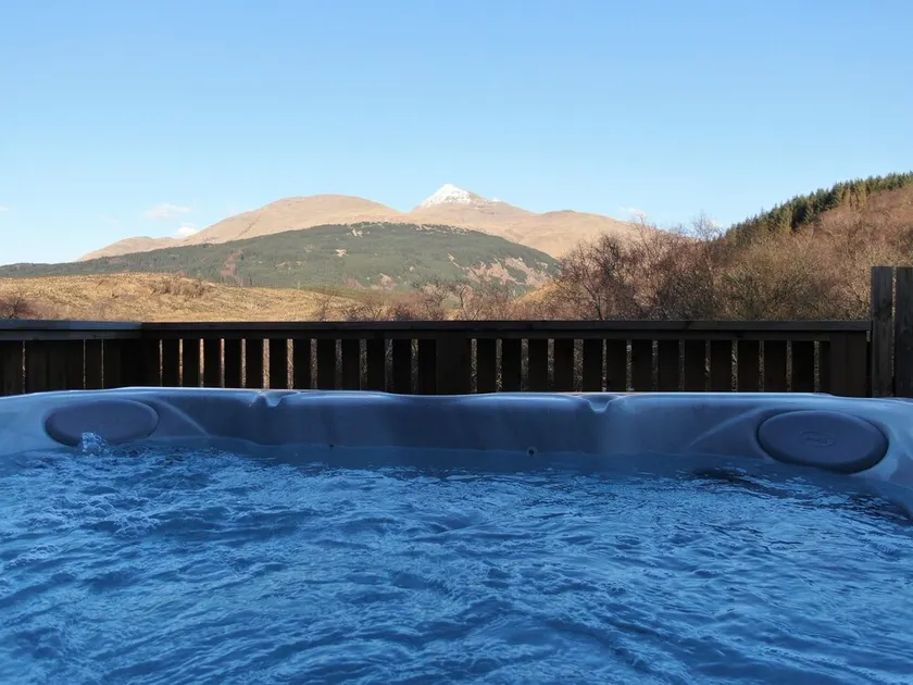 Luxury lodge with hot tub - Image 1