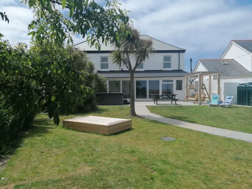 Spacious 6 bed house, 15 walk to Porthcothan Bay with hot tub - Image 1
