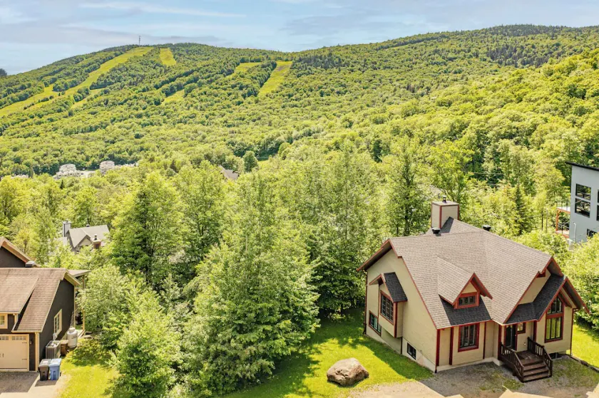 The Summit | 4Season Spa | Fireplace | BBQ | Near Stoneham | Terrace | WIFI | AC - Image 1